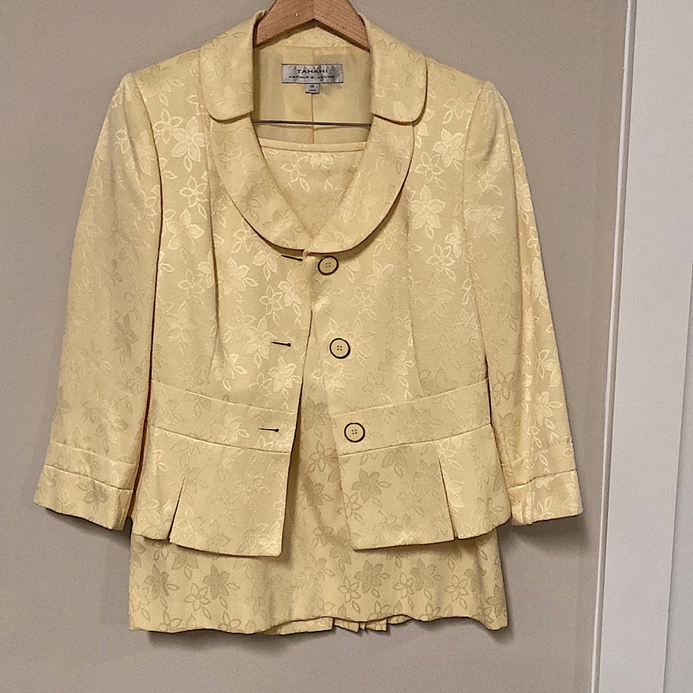 Here you have a used but in excellent condition two piece skirt set in yellow!